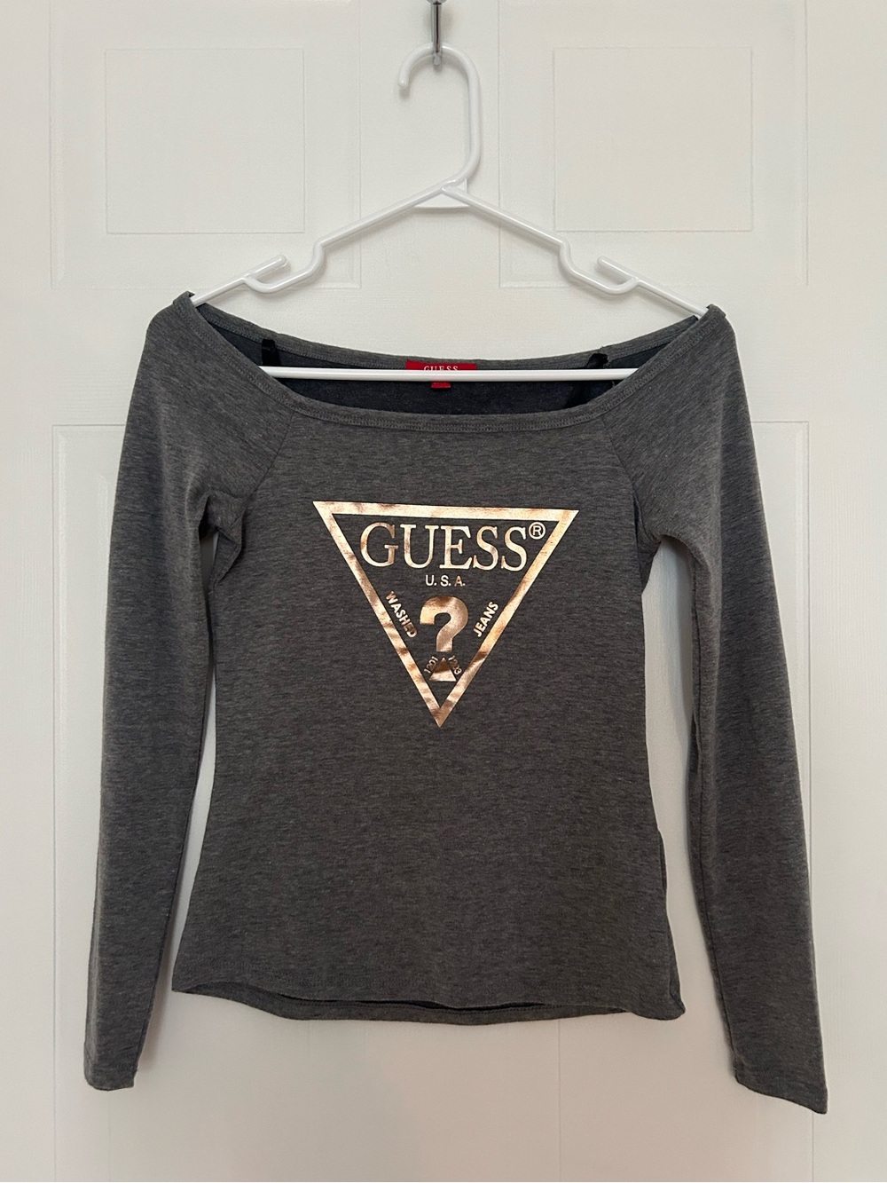 GUESS Charcoal Gray Off-Shoulder Long-Sleeve Top with Metallic Logo- W Size XS